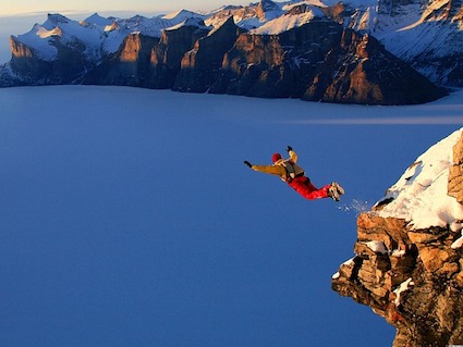 Ein Mann mit Fallschirm springt von einer Bergklippe. Aus dem Weg, Weg frei.