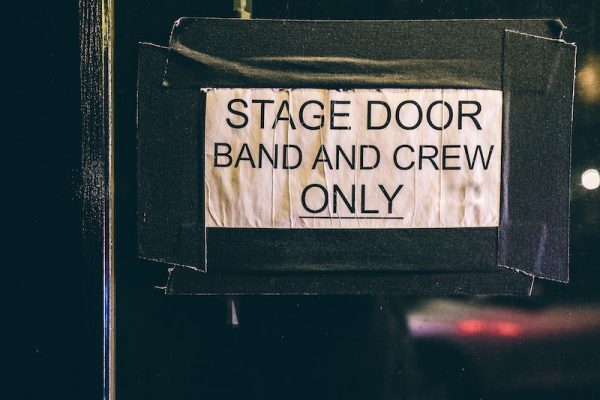 An einer Tür klebt ein Schild: Stage door, Band and crew only. Namen vergeben, das sorgt für Ordnung.