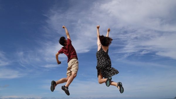 Zwei Menschen springen vor Freude in die Luft. Glückliche Kunden von Ordnung4you.