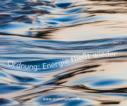 Ein fließendes Gewässer mit der Inschrift: Ordnung: Energie fließt wieder
